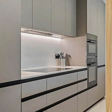 Upscale Urban Style & Comfort For Six