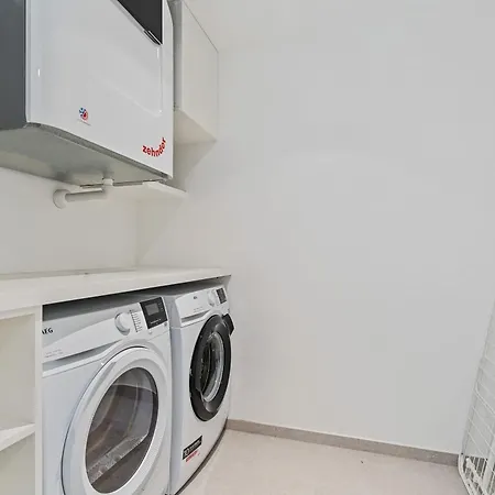 Upscale Urban Style & Comfort For Six