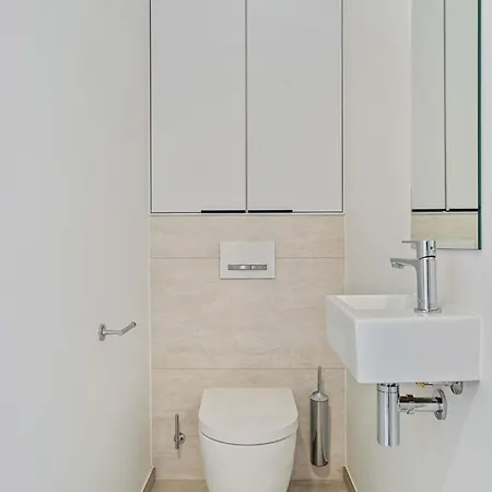 Upscale Urban Style & Comfort For Six شقة