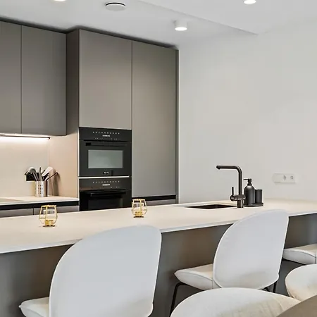 Upscale Urban Style & Comfort For Six شقة