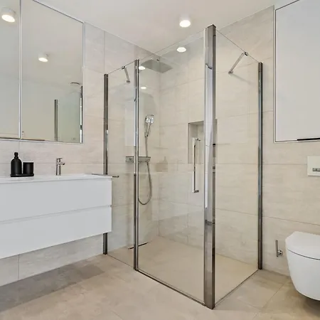 Upscale Urban Style & Comfort For Six شقة