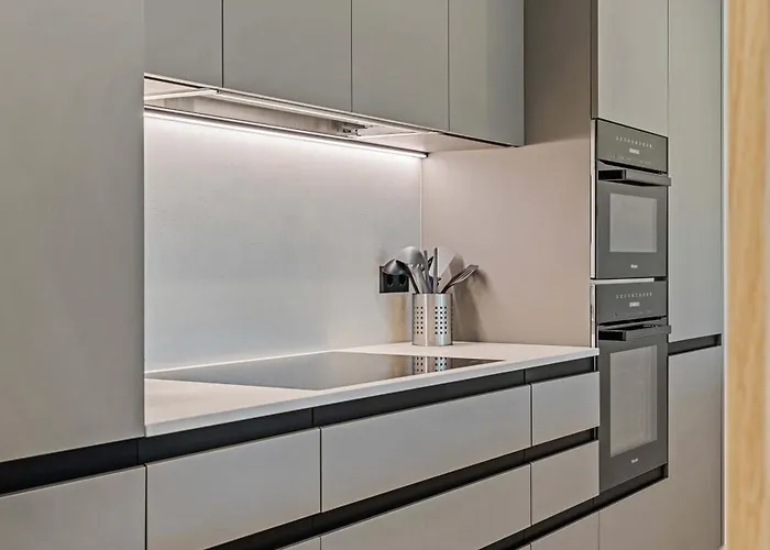 Upscale Urban Style & Comfort For Six