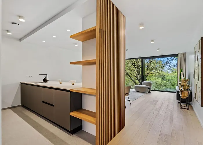 Upscale Urban Style & Comfort For Six *