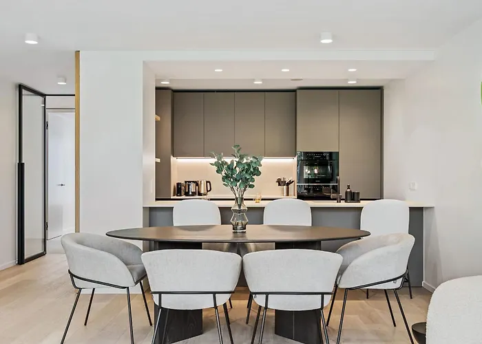 Upscale Urban Style & Comfort For Six *