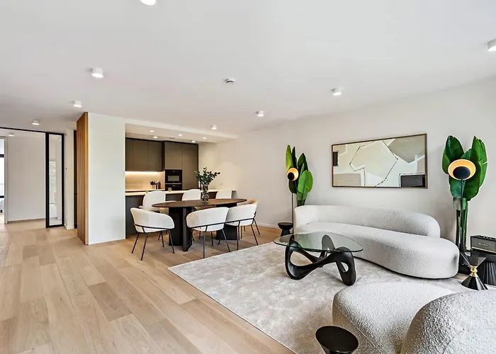 Upscale Urban Style & Comfort For Six *